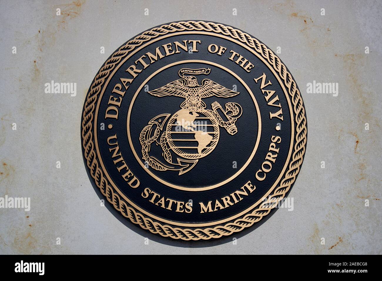 Emblema del dipartimento della marina militare degli Stati Uniti marine corps crest sulla Veterans Memorial kissimmee florida usa Foto Stock