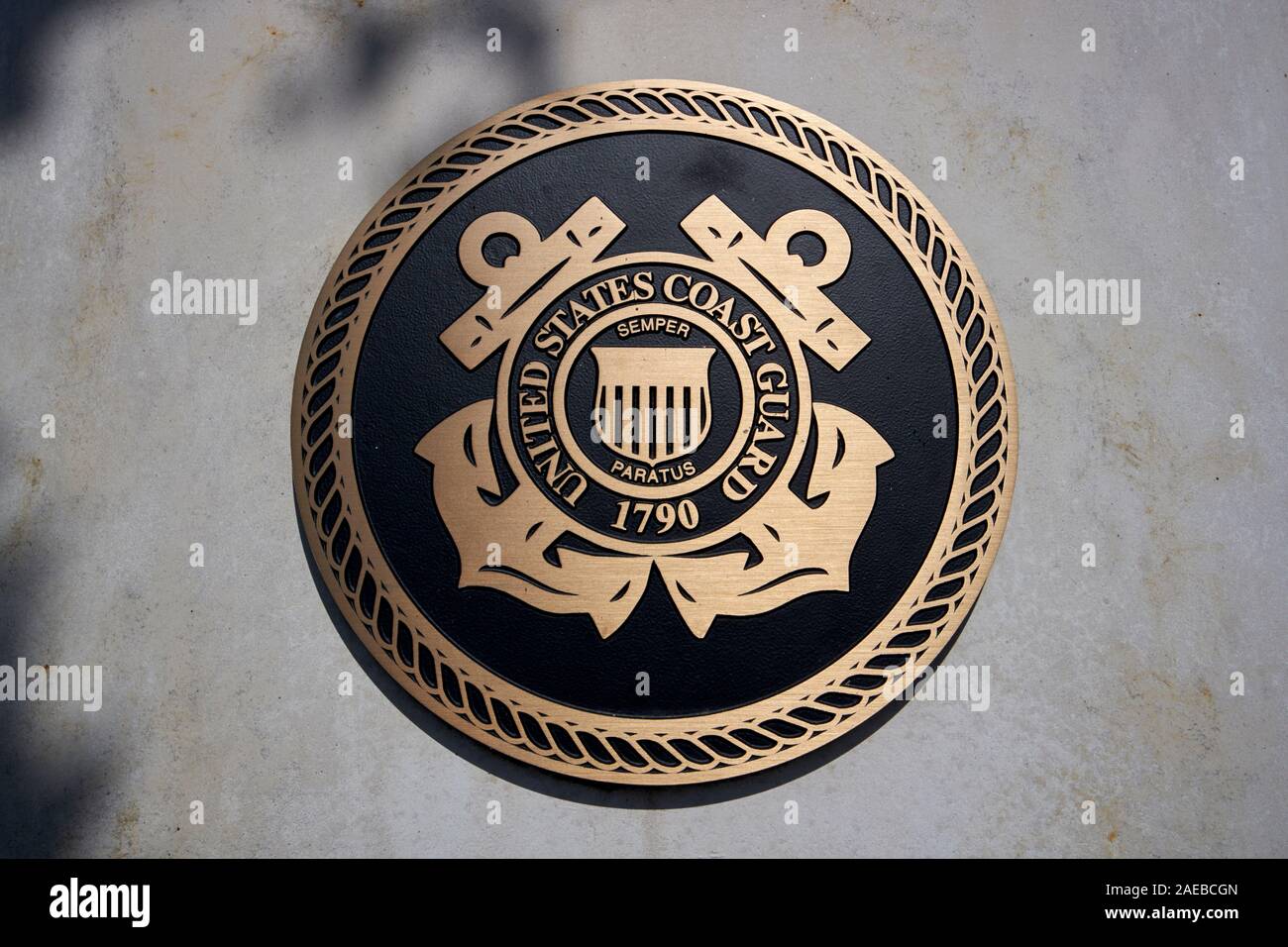 Emblema della della guardia costiera degli Stati Uniti sulla cresta Veterans Memorial kissimmee florida usa Foto Stock