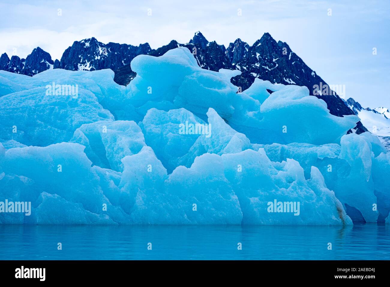 Blu ghiaccio del ghiacciaio Dahlbreen. Il ghiaccio del blu Iceberg contiene un minor numero di bolle di aria rispetto a quelli che appaiono più o meno bianco. Nei giorni di pioggia il loro colore Foto Stock