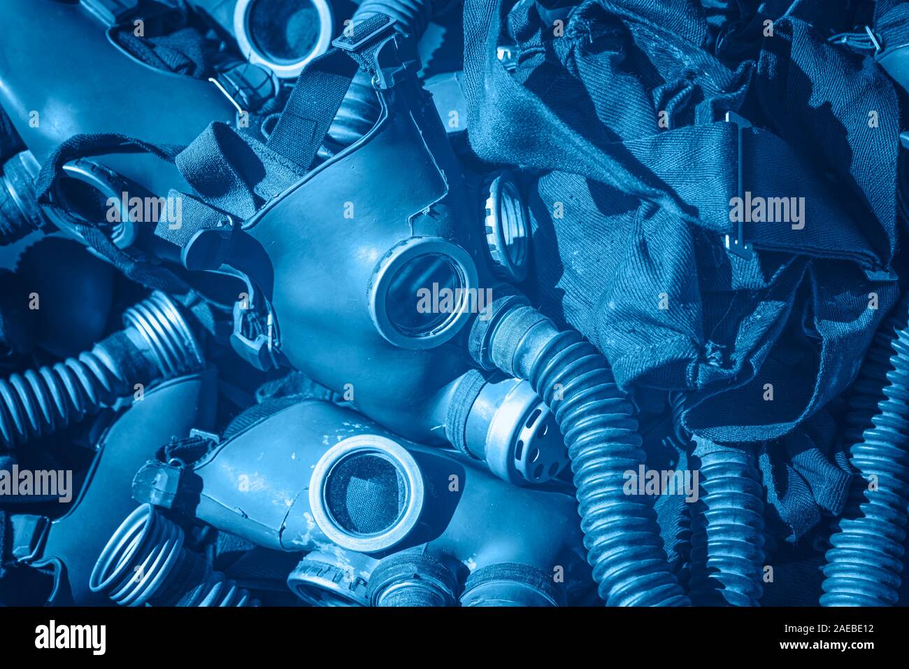 Close up nei toni del blu sullo sfondo di un vecchio classico vintage gas protettivo maschere respiratore sul display di vendita al dettaglio Foto Stock