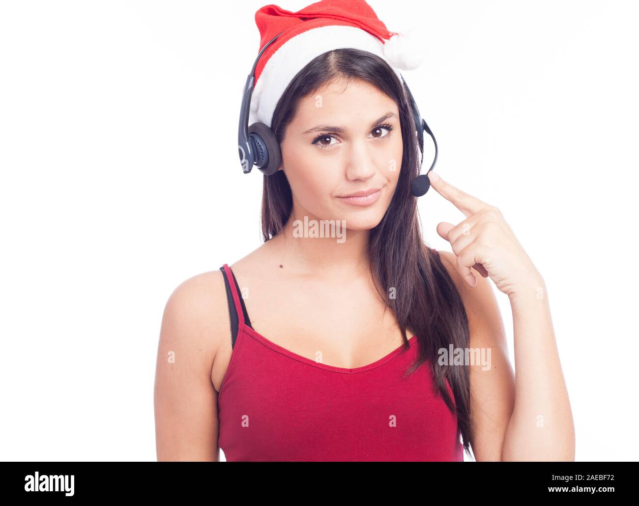 Cuffia auricolare di Natale della donna dal telemarketing Call center indossando red santa hat parlando sorridente isolati su sfondo bianco. Foto Stock