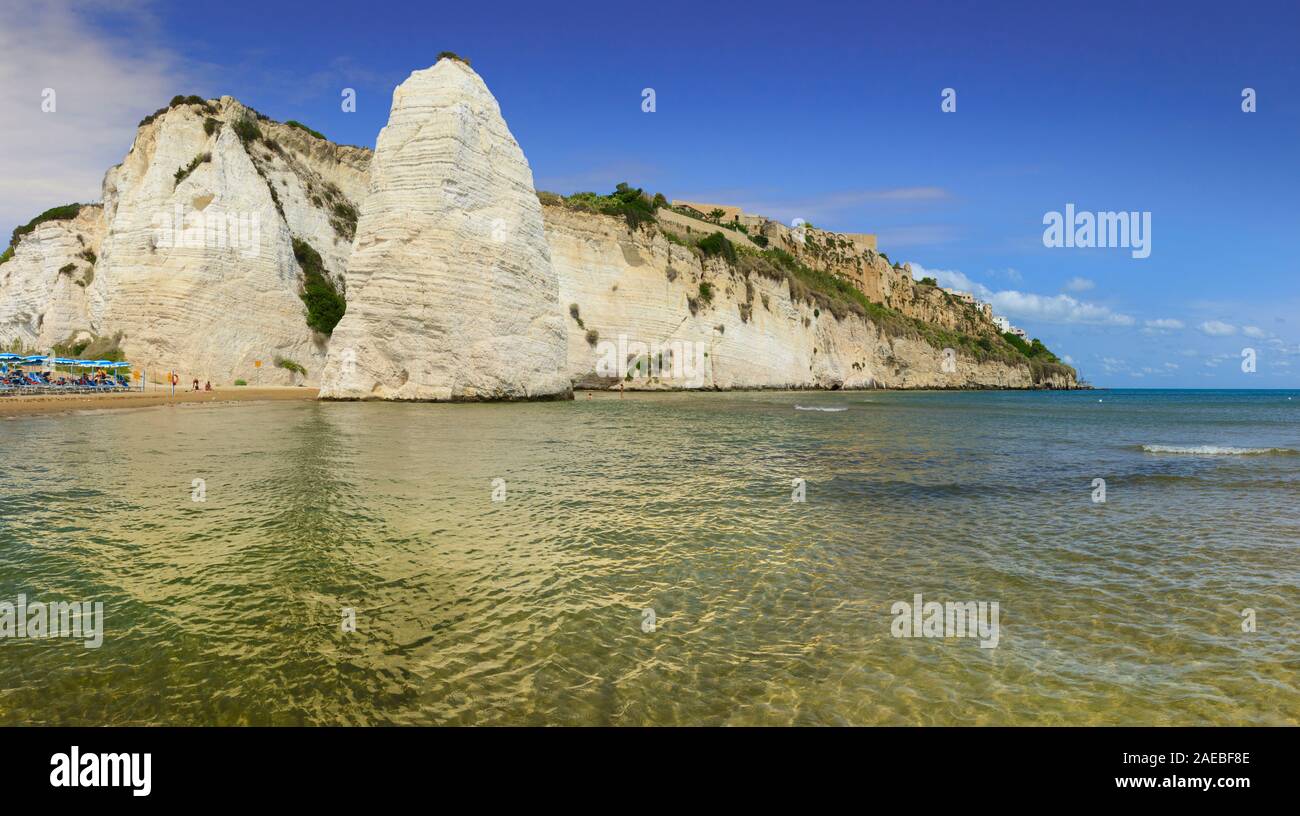 Mare del Gargano: Baia di Vieste,(Puglia) ITALIA.Castello o spiaggia Scialara:è offuscato dal Swabiam Castello e il Monolite Pizzomunno. Foto Stock