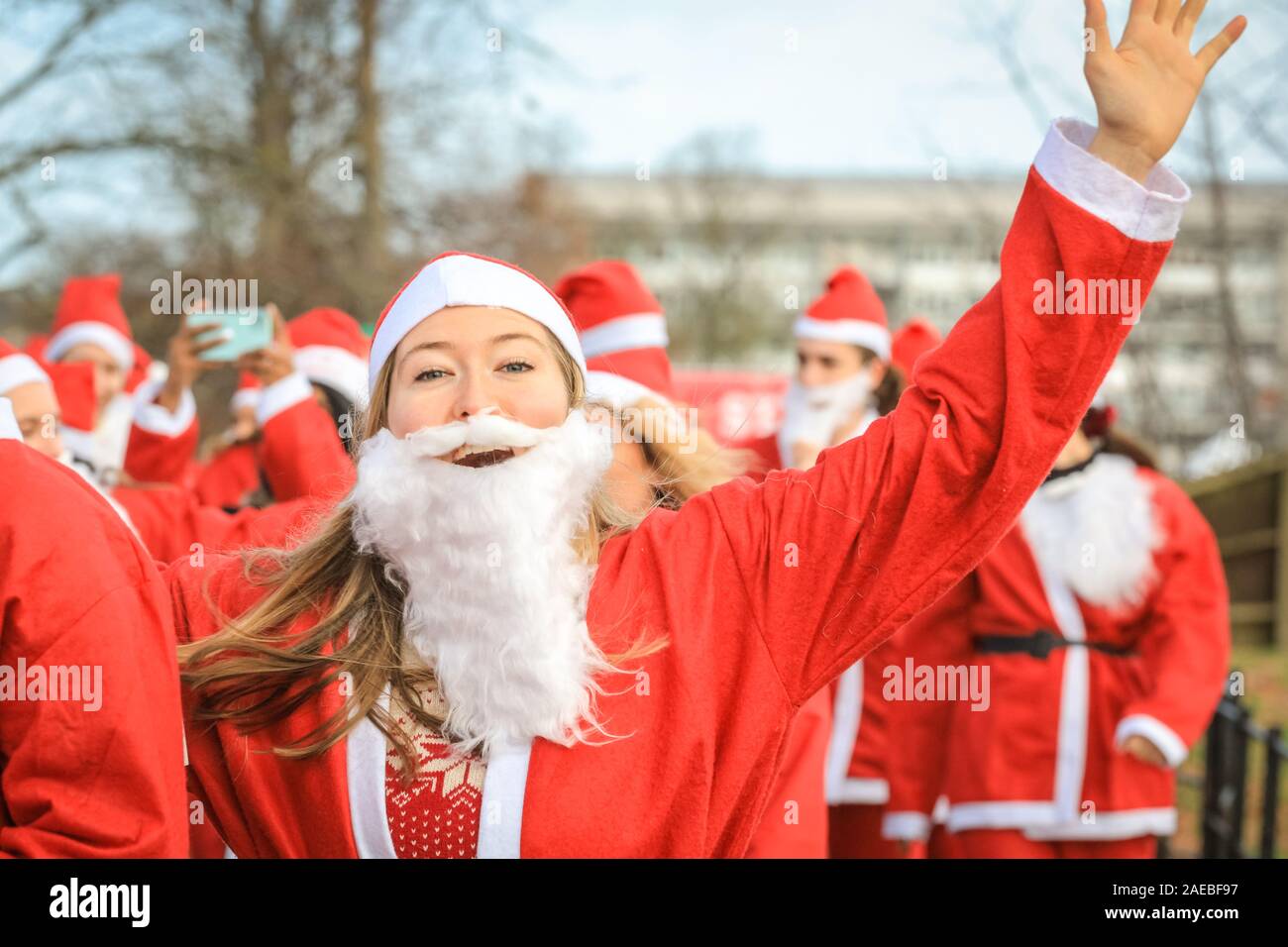 Brockwell Park, Londra, Regno Unito, 08 dic 2019. Attorno al 3000 Santa corridori vestiti da Babbo Natale partecipa all'annuale London Santa Dash 2019. Questo anno il 5k e 10k i percorsi per i corridori di tutte le età conduce attraverso Brockwell Park, Londra del sud. La Santa Dash alza il prezzo per dare bambini gravemente ammalati presso il Great Ormond Street Hospital (Gosh) la possibilità di un futuro migliore. Foto Stock