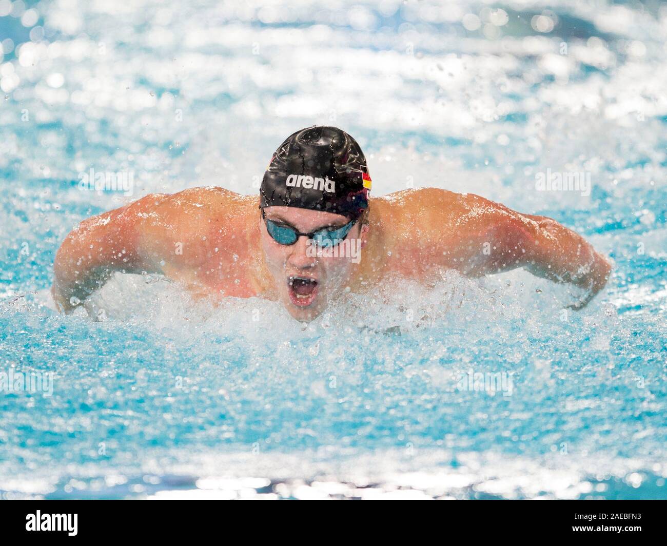 La Germania è Daniel Pinneker competere nel Uomini 200m Butterfly si riscalda durante il giorno cinque del Parlamento breve corso di nuoto campionati a Tollcross International centro nuoto, Glasgow. Foto Stock