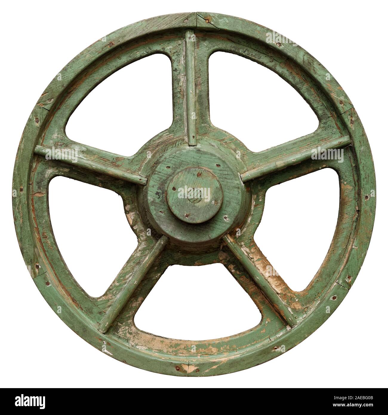 Oggetti isolati: molto vecchia ruota in legno, close-up shot su sfondo bianco Foto Stock