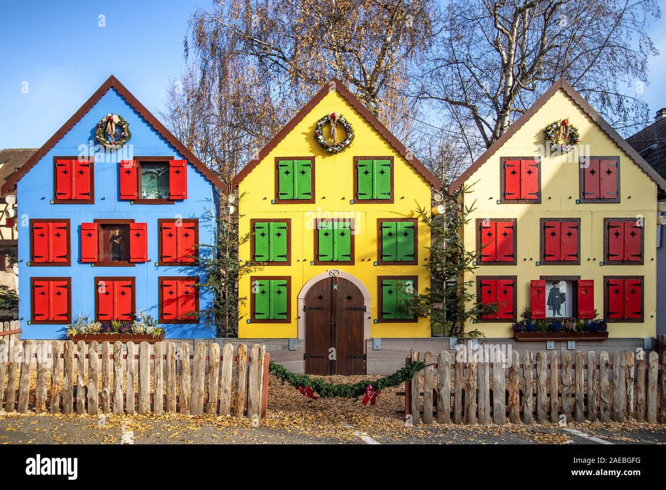 Colorate tradizionali tipiche case a graticcio in Turckheim, Strada del Vino, decorata a Natale, Francia Foto Stock