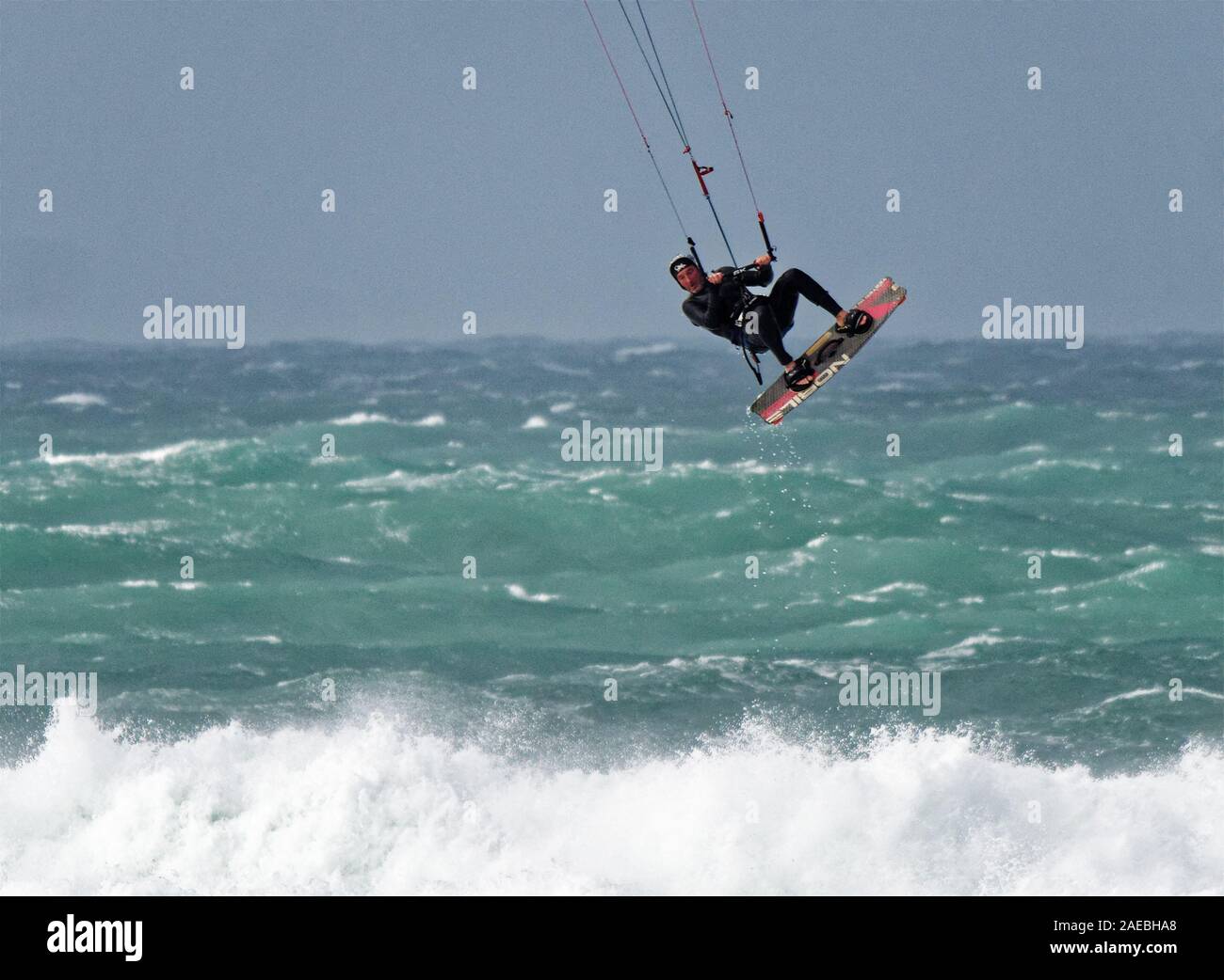 Cornwall, Regno Unito.08 dicembre 2019. Regno Unito meteo, Atiyah storm hits West Gran Bretagna. Kite surfers cavalcare onde di tempesta e surf lifesavers treno a Fistral Beach. Credito: Robert Taylor/Alamy Live News" Foto Stock