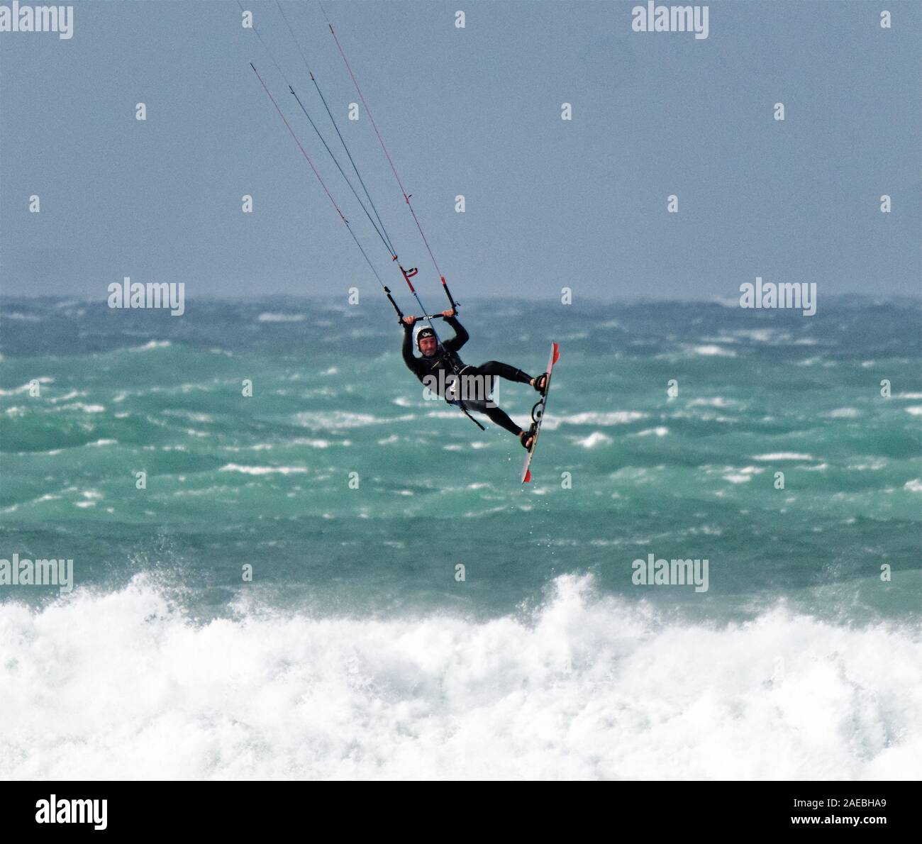 Cornwall, Regno Unito.08 dicembre 2019. Regno Unito meteo, Atiyah storm hits West Gran Bretagna. Kite surfers cavalcare onde di tempesta e surf lifesavers treno a Fistral Beach. Credito: Robert Taylor/Alamy Live News" Foto Stock