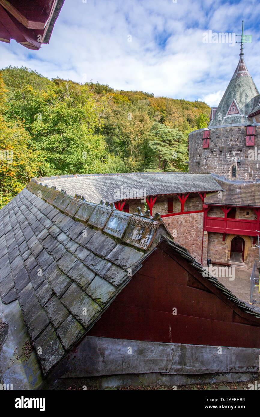 La circolare cortile interno architettura revival gotico presso la storica Castell Coch, Tongwynlais, Cardiff Wales, Regno Unito Foto Stock