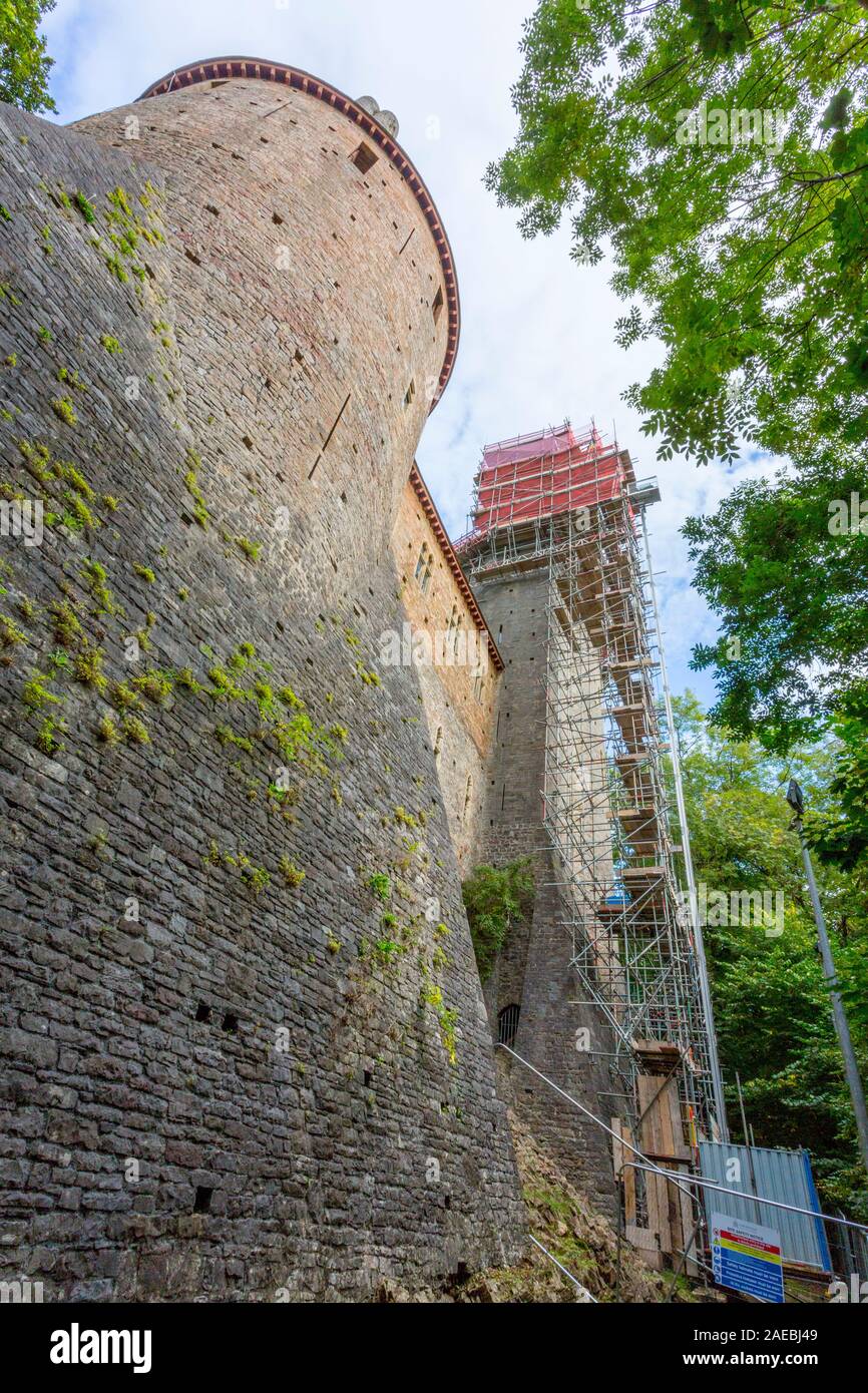 La manutenzione e la riparazione delle imponenti mura di pietra e torri presso la storica Castell Coch ha bisogno di molto di ponteggi a Tongwynlais, Cardiff Wales, Regno Unito Foto Stock