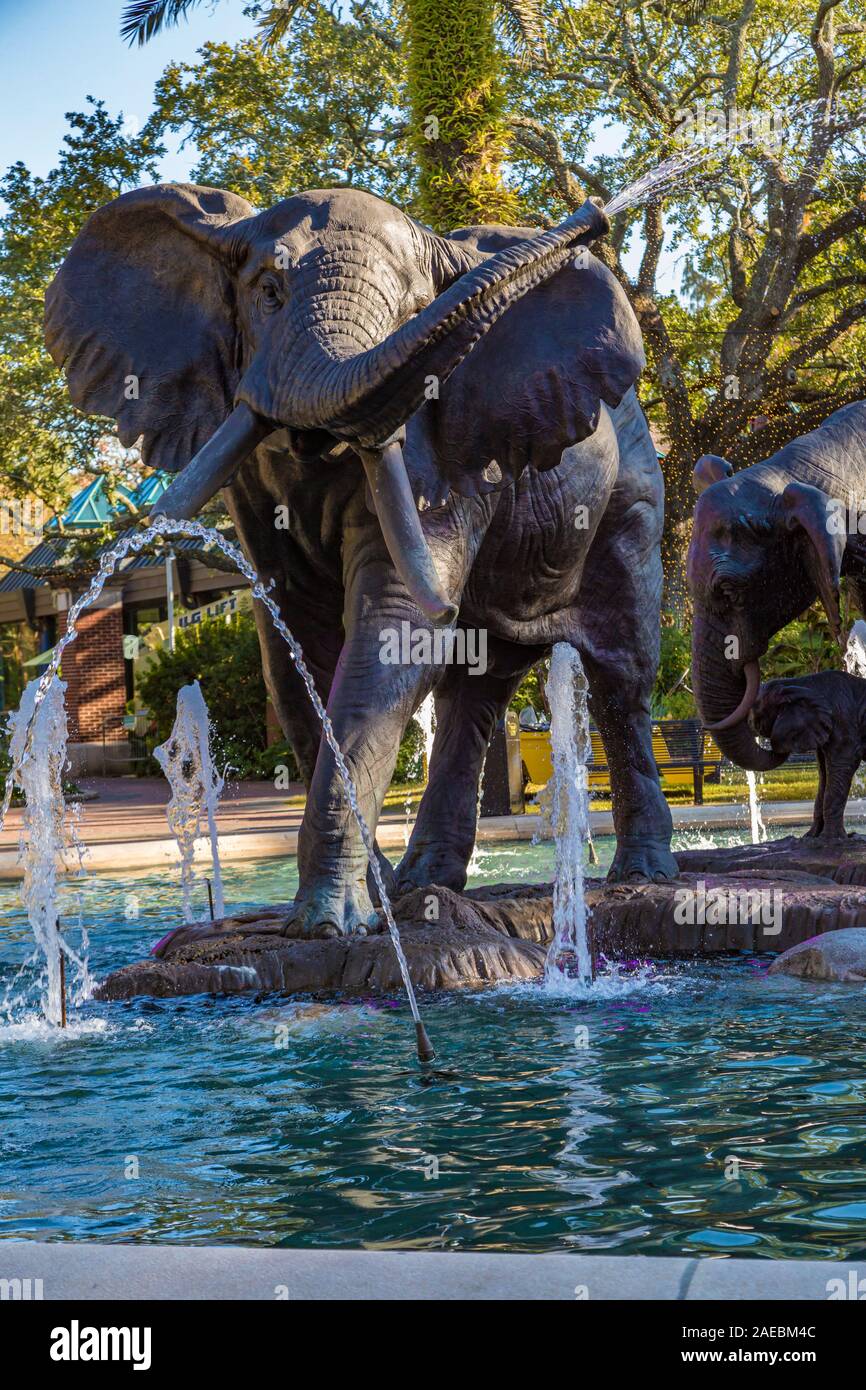 Fontana dell'elefante vicino all'ingresso a Audubon Zoo di New Orleans, Louisiana Foto Stock
