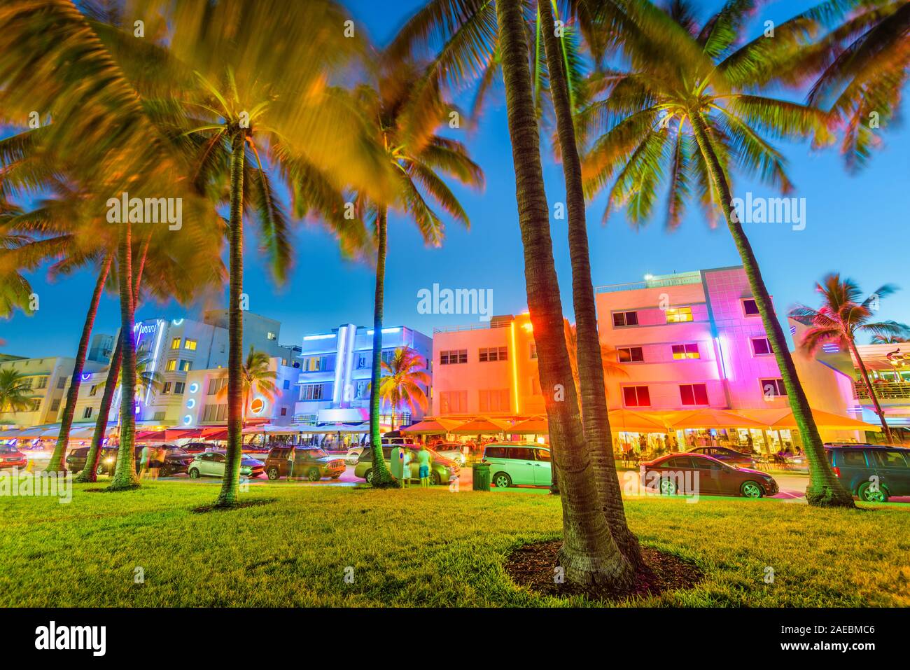 Miami Beach, Florida, Stati Uniti d'America cityscape con art deco edifici su Ocean Drive al crepuscolo. Foto Stock