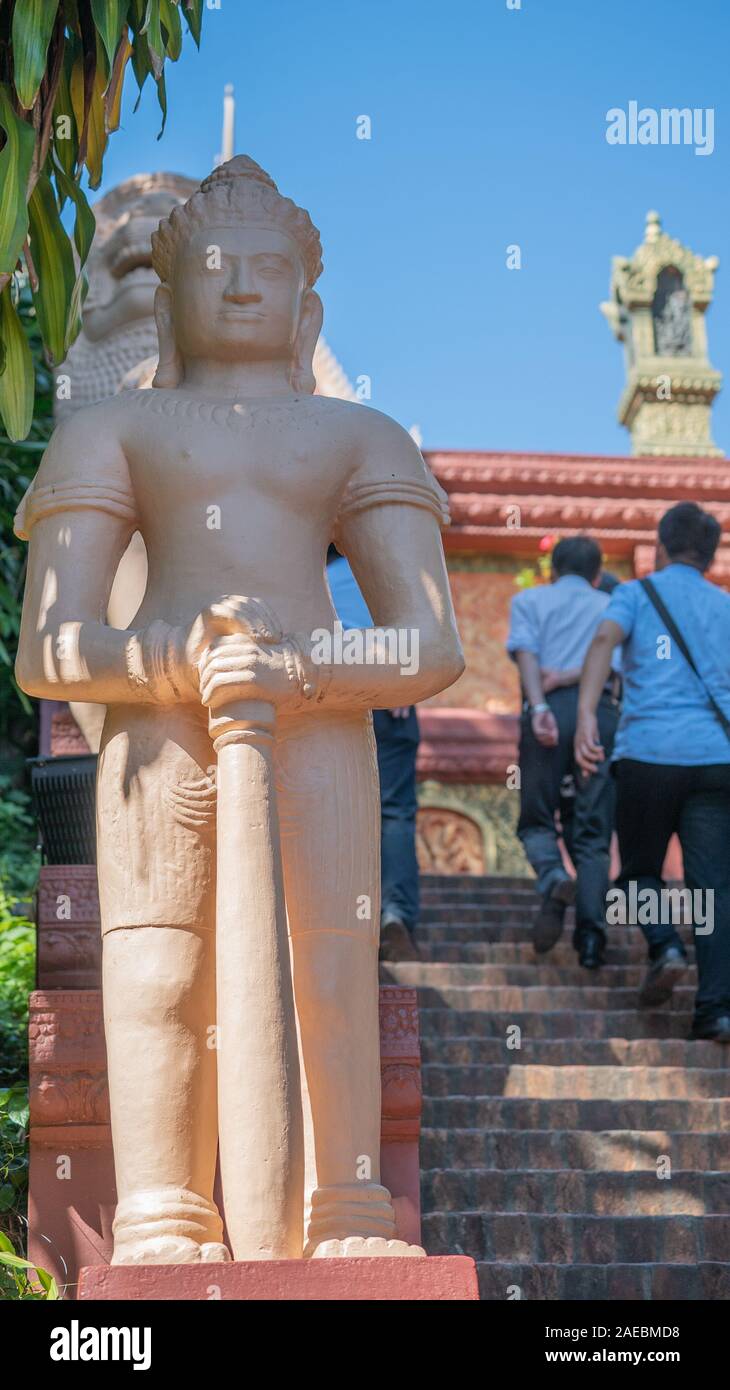 Satute su Wat Phnom a Phnom Penh Foto Stock
