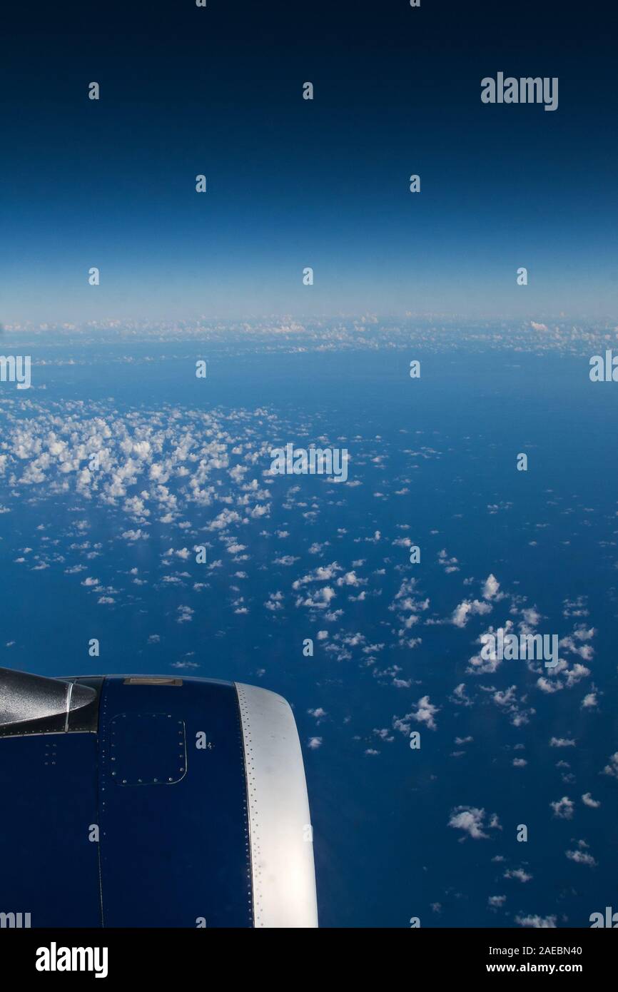 Vista dall'aeromobile in volo. Lungo Viaggio concetto. Viaggi nel mondo. Foto Stock