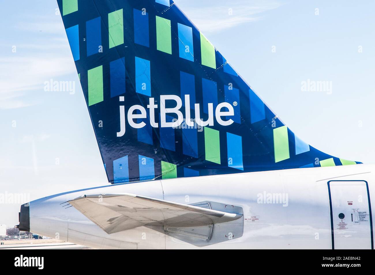 New York, 11/26/2019: vista ingrandita di un JetBlue jet coda all'aeroporto JFK. Foto Stock