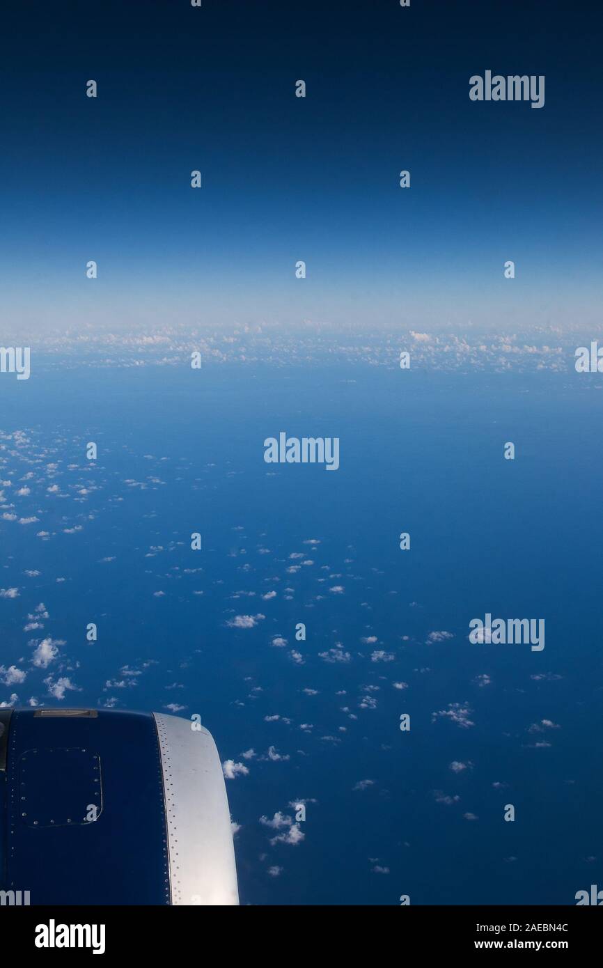Vista dall'aeromobile in volo. Lungo Viaggio concetto. Viaggi nel mondo. Foto Stock
