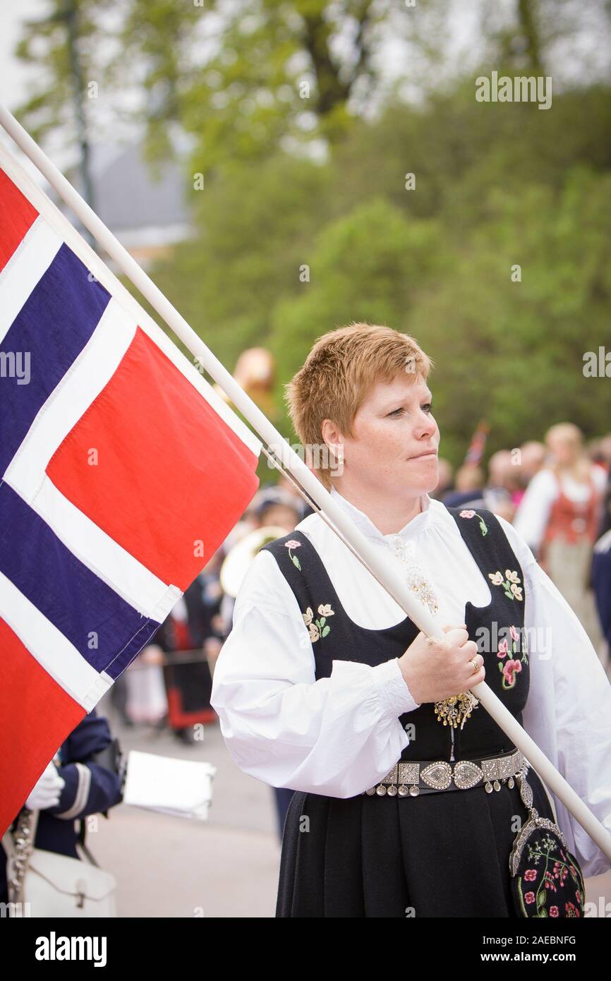 Oslo, Norvegia - 17 Maggio 2010: giornata nazionale in Norvegia. La donna norvegese nel costume nazionale alla celebrazione tradizionale e la parata del Karl Johans Gate Foto Stock