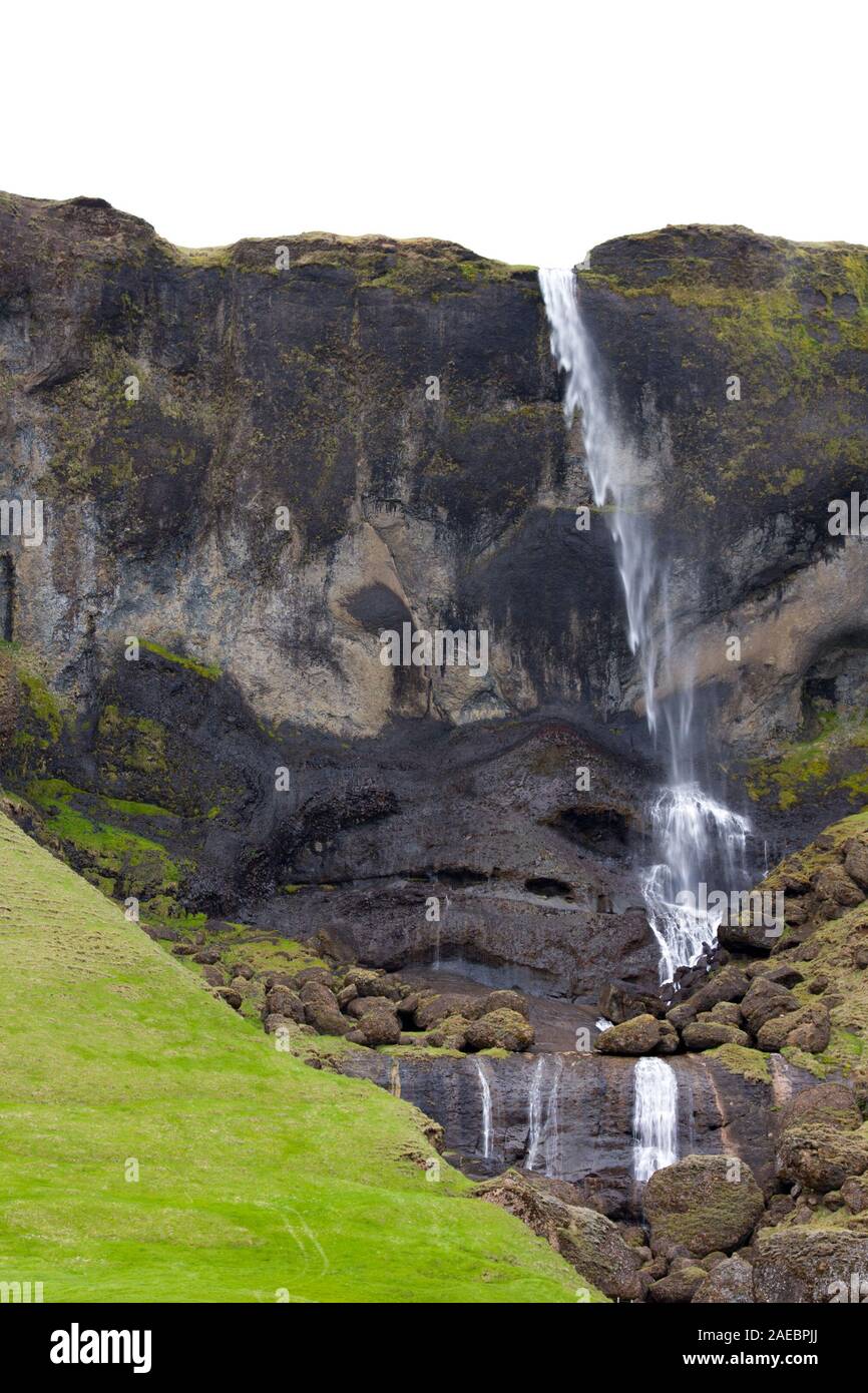 Una cascata soffiata fino al lato dal forte vento, Islanda Foto stock -  Alamy