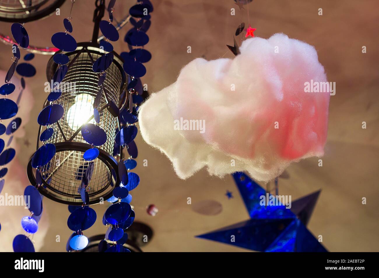 Lampada decorativa nuvola rosa.favolose decorazioni in camera da letto. l'idea degli interni Foto Stock