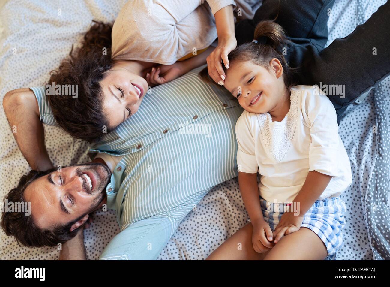 La famiglia felice avente tempi di divertimento a casa Foto Stock