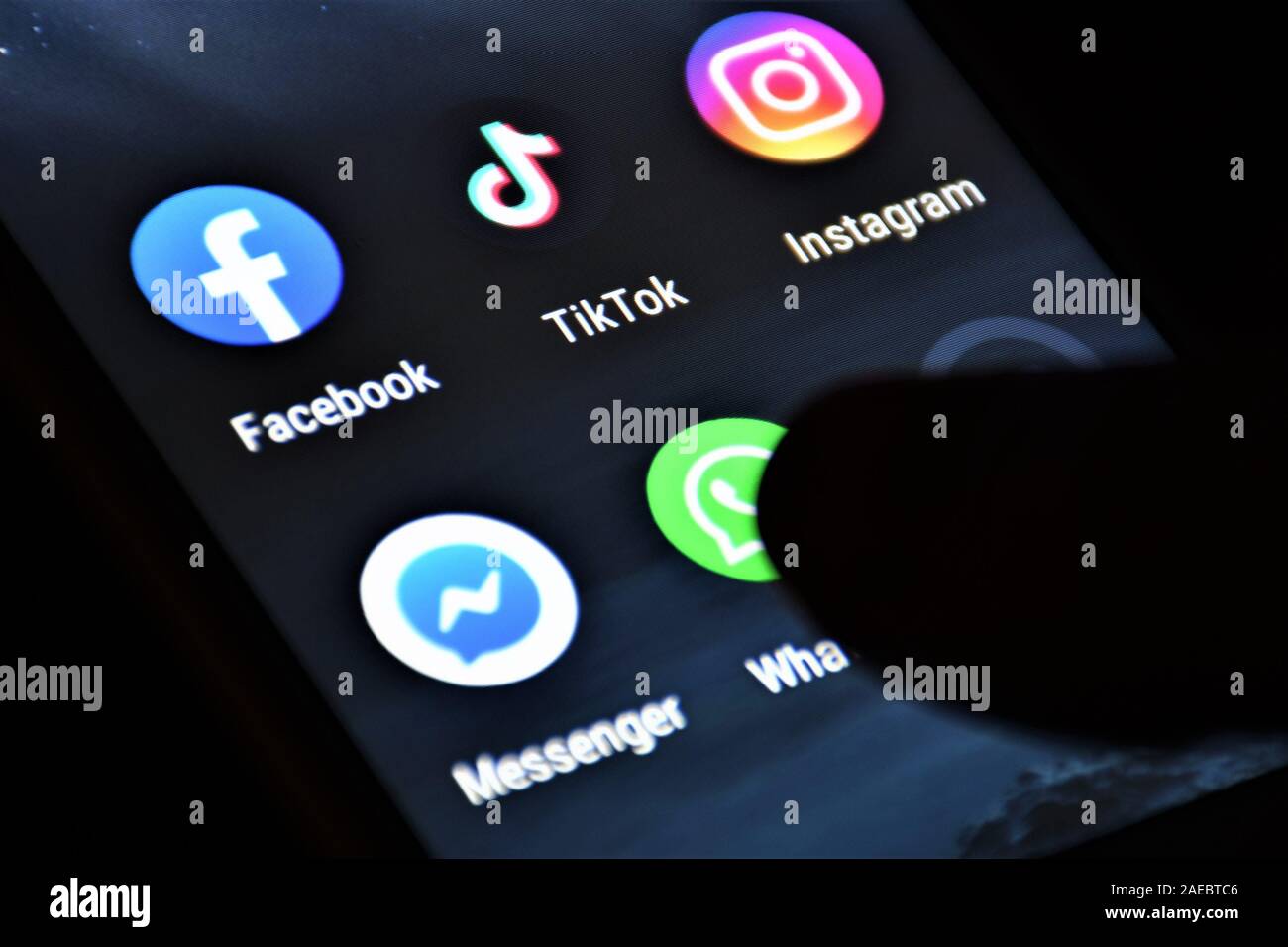 Vista ravvicinata del logo TikTok, app, logo visualizzato su di un moderno smartphone con varie altre applicazioni Foto Stock