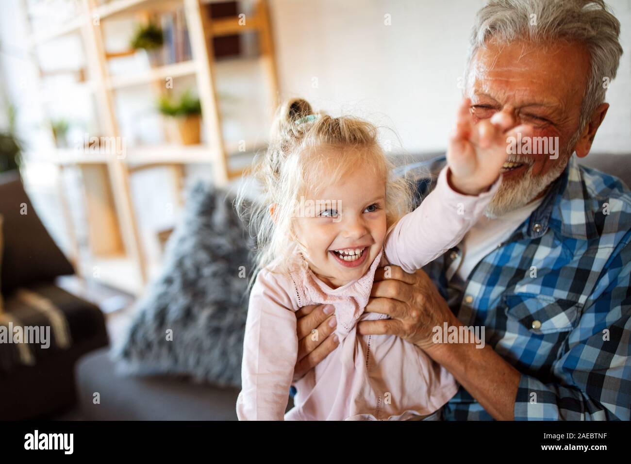 Nonni giocare e divertirsi con il loro nipote Foto Stock