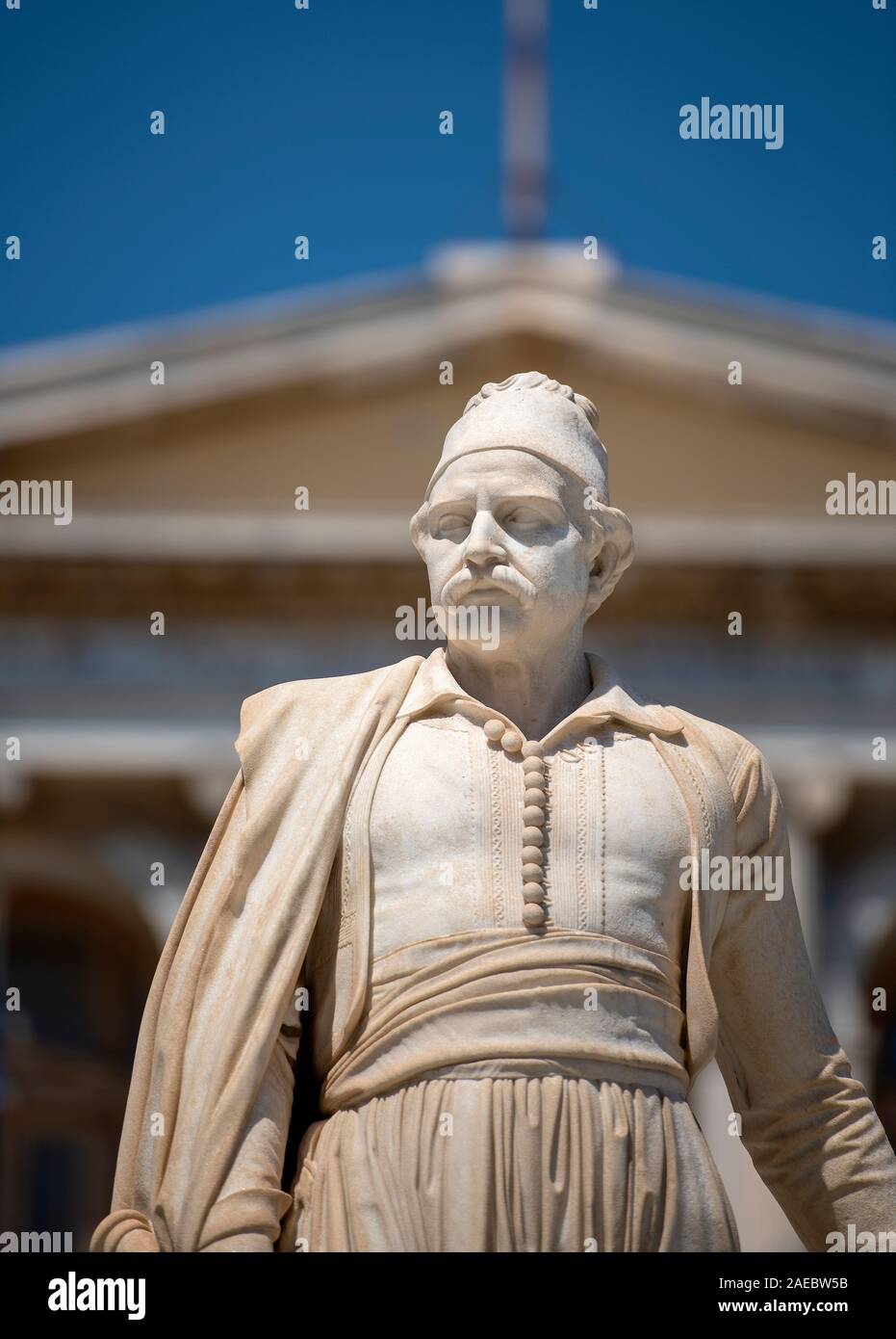 Statua di eroe greco, Andreas Miaoulis, di fronte al Municipio di Ermoupolis in Syros Island, Egeo, Grecia. Foto Stock