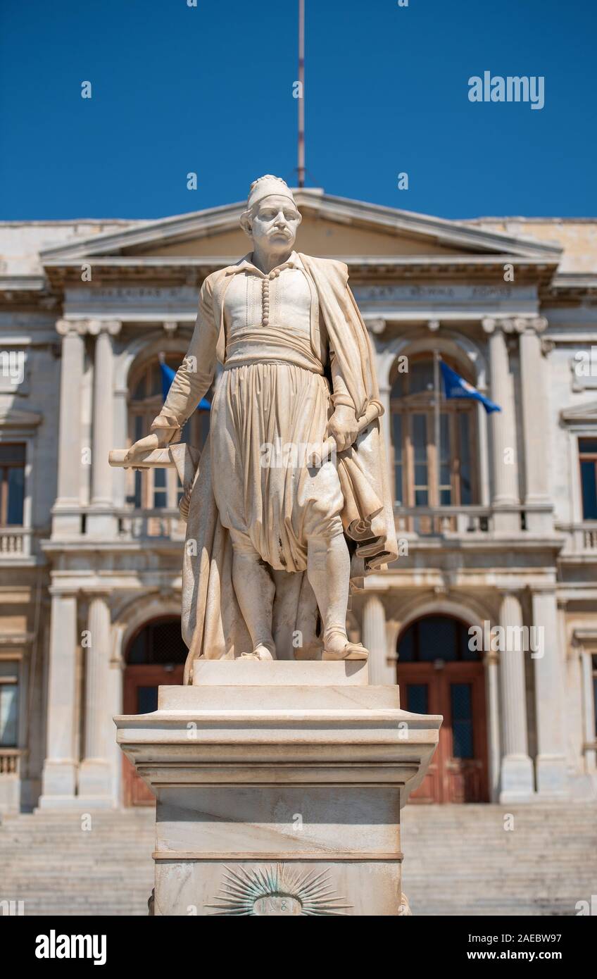 Statua di eroe greco, Andreas Miaoulis, di fronte al Municipio di Ermoupolis in Syros Island, Egeo, Grecia. Foto Stock