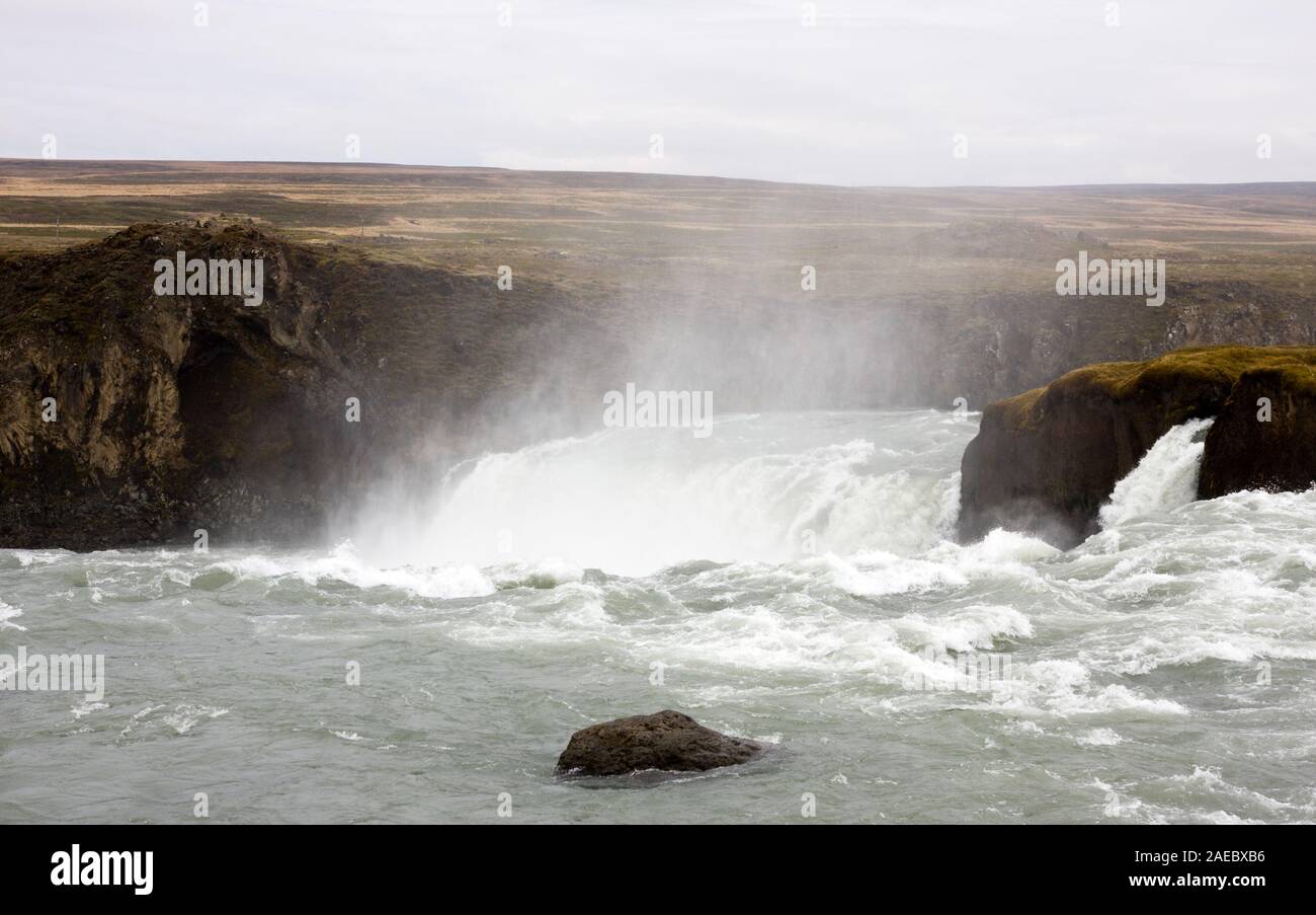 Dettaglio colpo di grandi quantità di acqua che cade giù il Godafoss in Islanda. Foto Stock