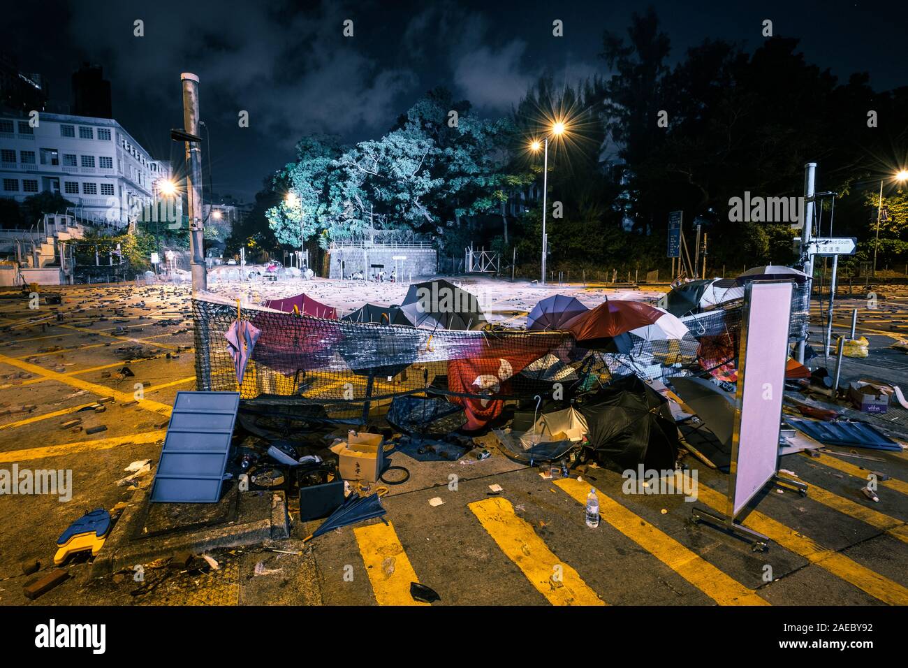 HongKong - Novembre 2019: Street barricate e riot postumi di Hong Kong di notte accanto all'Università Politecnico durante il 2019 Hongkong proteste Foto Stock