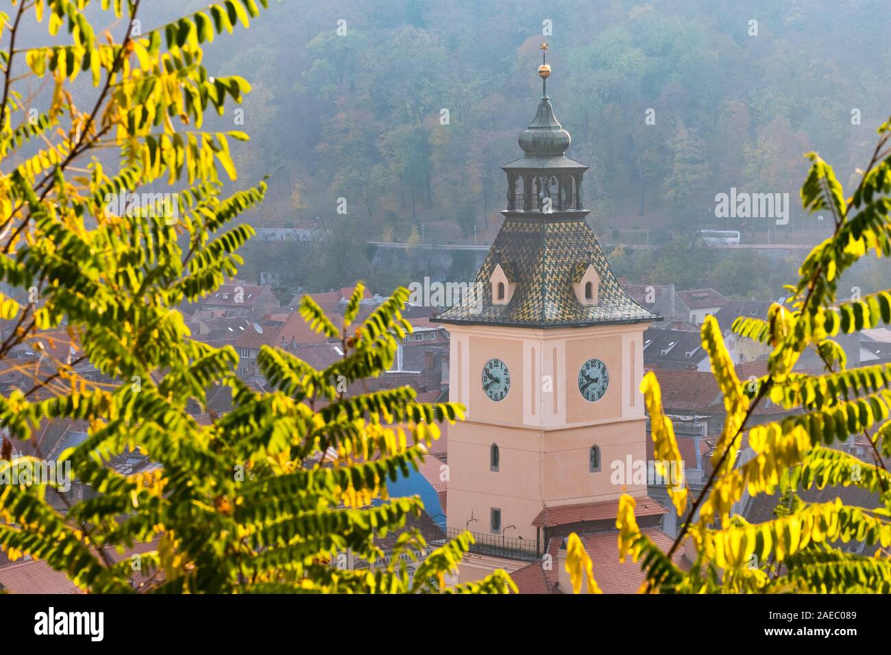 Il municipio edificio nel centro di Brasov, su una mattina autunnale, visto da una distanza Foto Stock