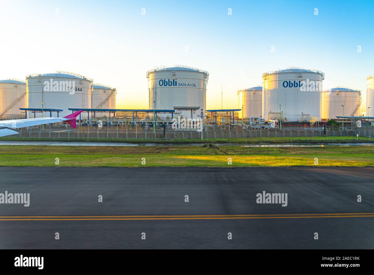L'industria Keihin regione. Vicino al Tokyo Haneda International Airport nell'orario di alba Foto Stock