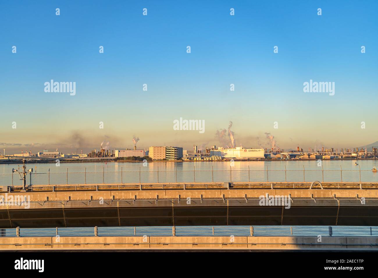 L'industria Keihin regione. Vicino al Tokyo Haneda International Airport nell'orario di alba Foto Stock