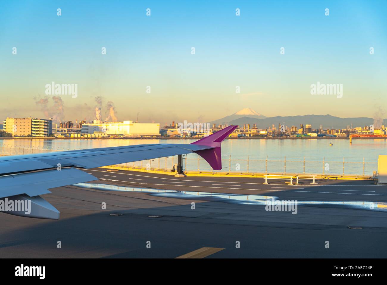 Tokyo Haneda International Airport nell'orario di alba. In prossimità del Keihin regione del settore Foto Stock