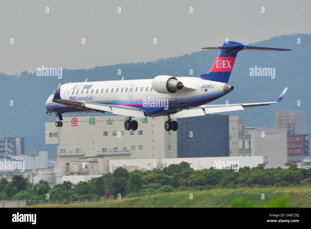 Osaka, Giappone - Giu 26, 2019. JA09RJ Ibex Airlines Bombardier CRJ-700ER in atterraggio a Osaka Itami Airport (ITM). Itami è il principale aeroporto nazionale e servi Foto Stock