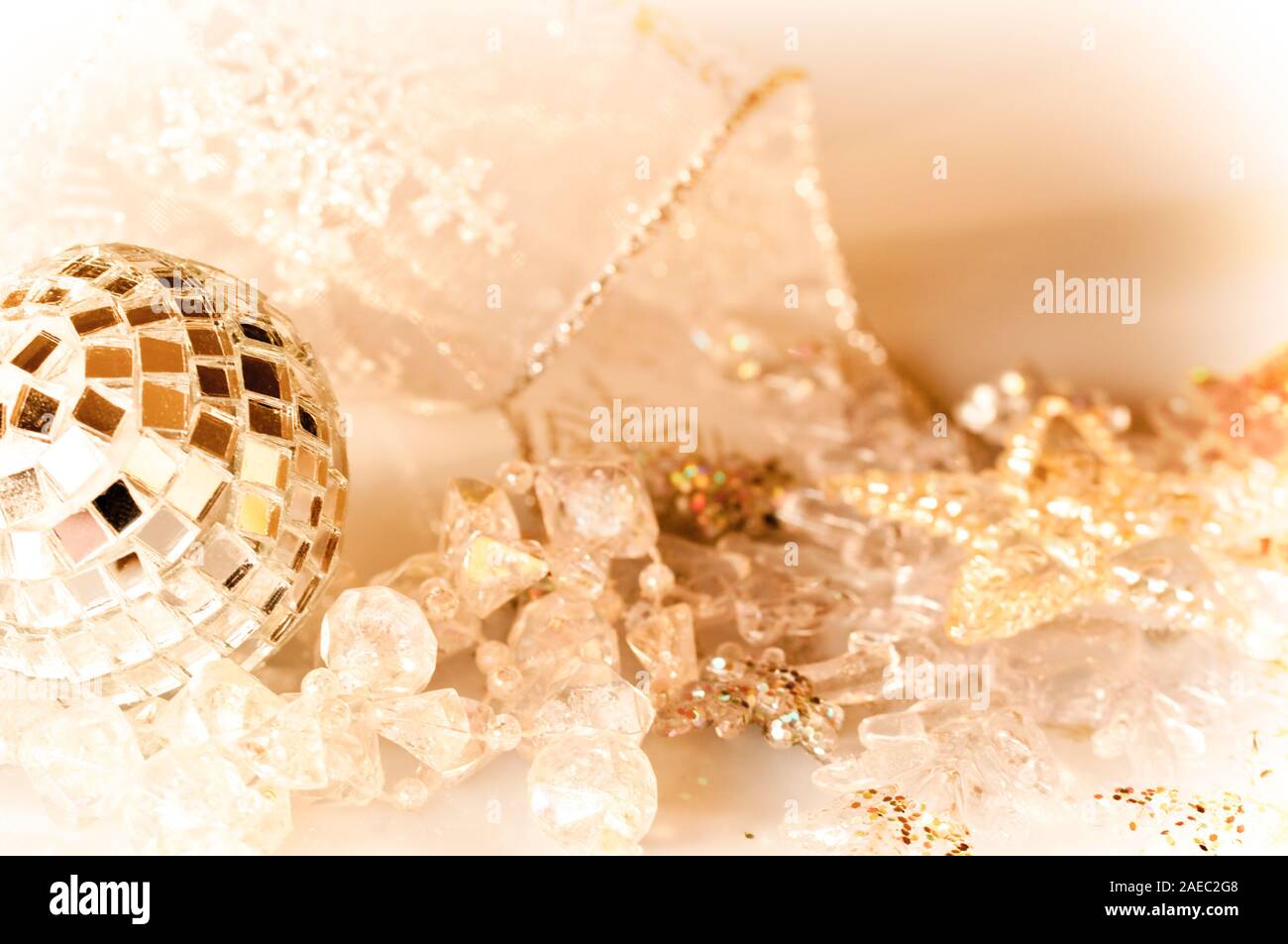 Golden lucido ornamenti natale, vacanze sfondo, seasons greeting card Foto Stock