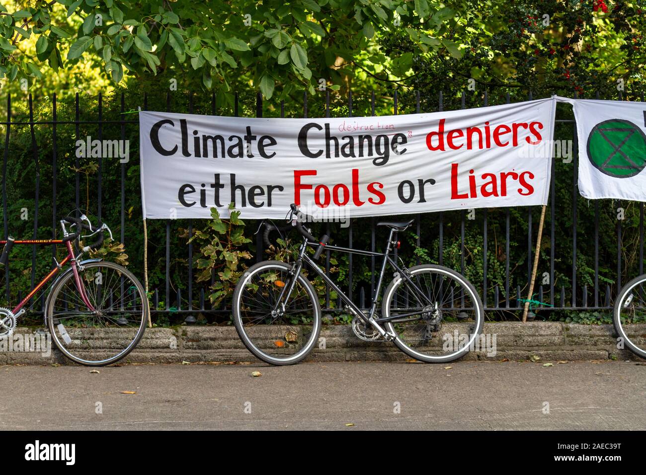 Estinzione della ribellione banner segno con le biciclette durante il cambiamento climatico protesta. Campagna per prendere le misure necessarie per proteggere il pianeta Dublino Irlanda. N. persone Foto Stock