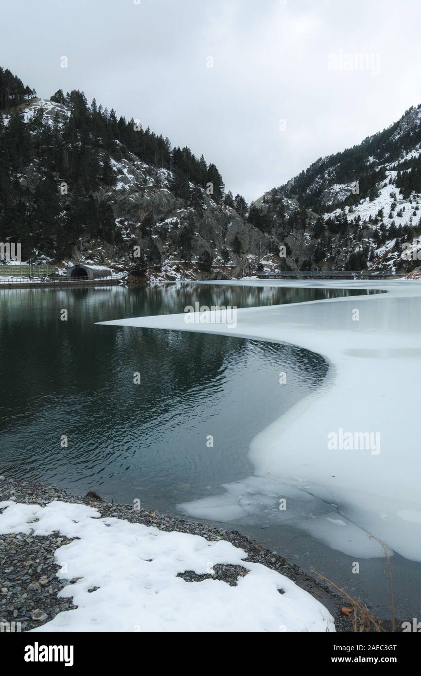 Foto scattata a Vall di Nuria, Spagna. Autunno in spagnolo Pirineos. Foto Stock