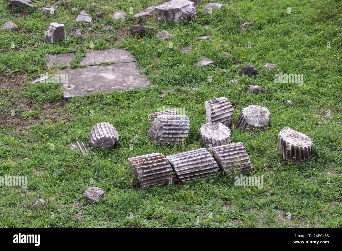 Antico romano colonna di marmo rovine a Forum Romanum in Roma, Italia Foto Stock