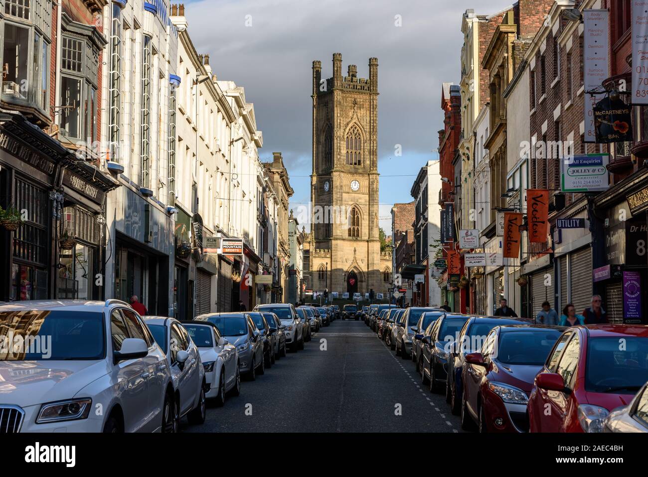 BOLD Street, Liverpool, Regno Unito-11 maggio, 2015: le auto parcheggiate in una fila sul Bold Street e san Luca cattedrale in corrispondenza della sua estremità superiore, Liverpool Regno Unito. Foto Stock