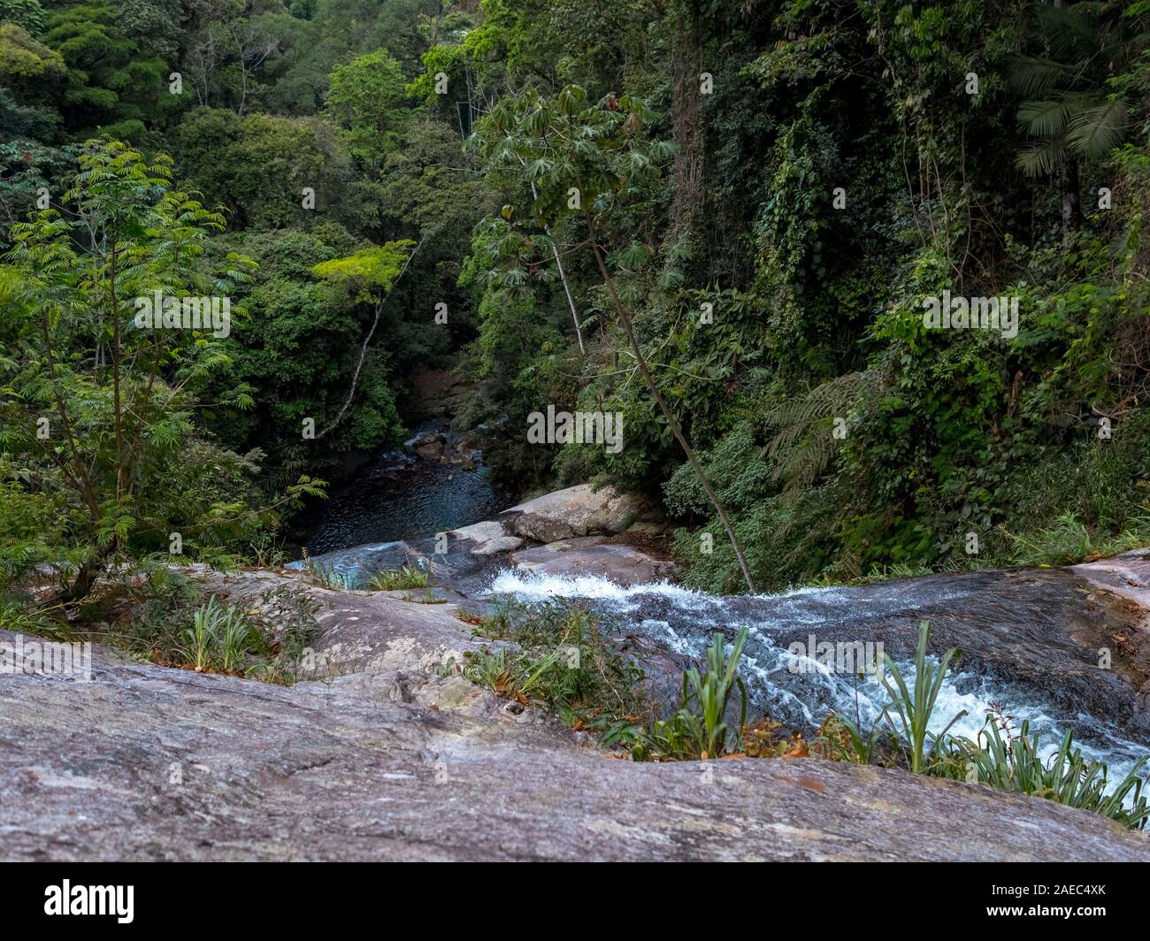 Vista superiore della grande cascata all'interno della foresta pluviale, Rio de Janeiro, Brasile Foto Stock