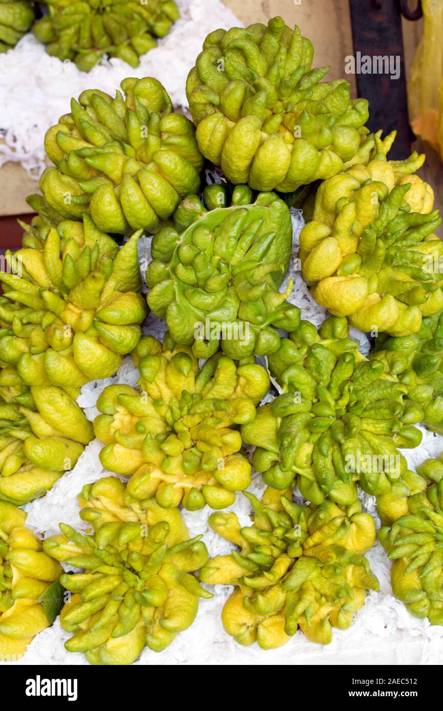 Molti pompelmi venduti al mercato in Vietnam Foto Stock