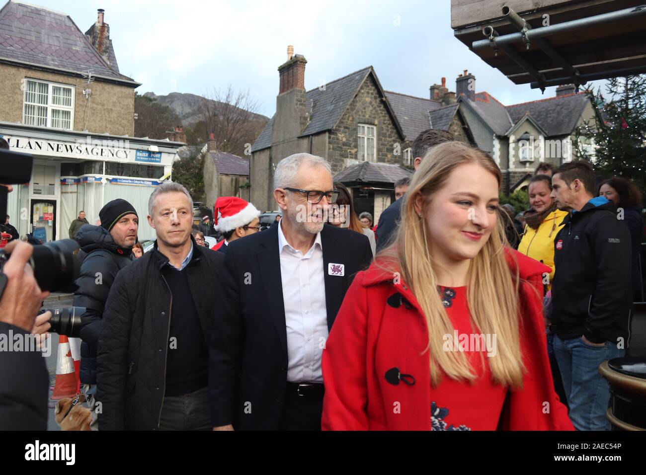 Jeremy Corbyn, ,s prima del Nord Galles parlare ritardata oltre il pubblico gli Stati cercano di perturbare rally. Foto Stock