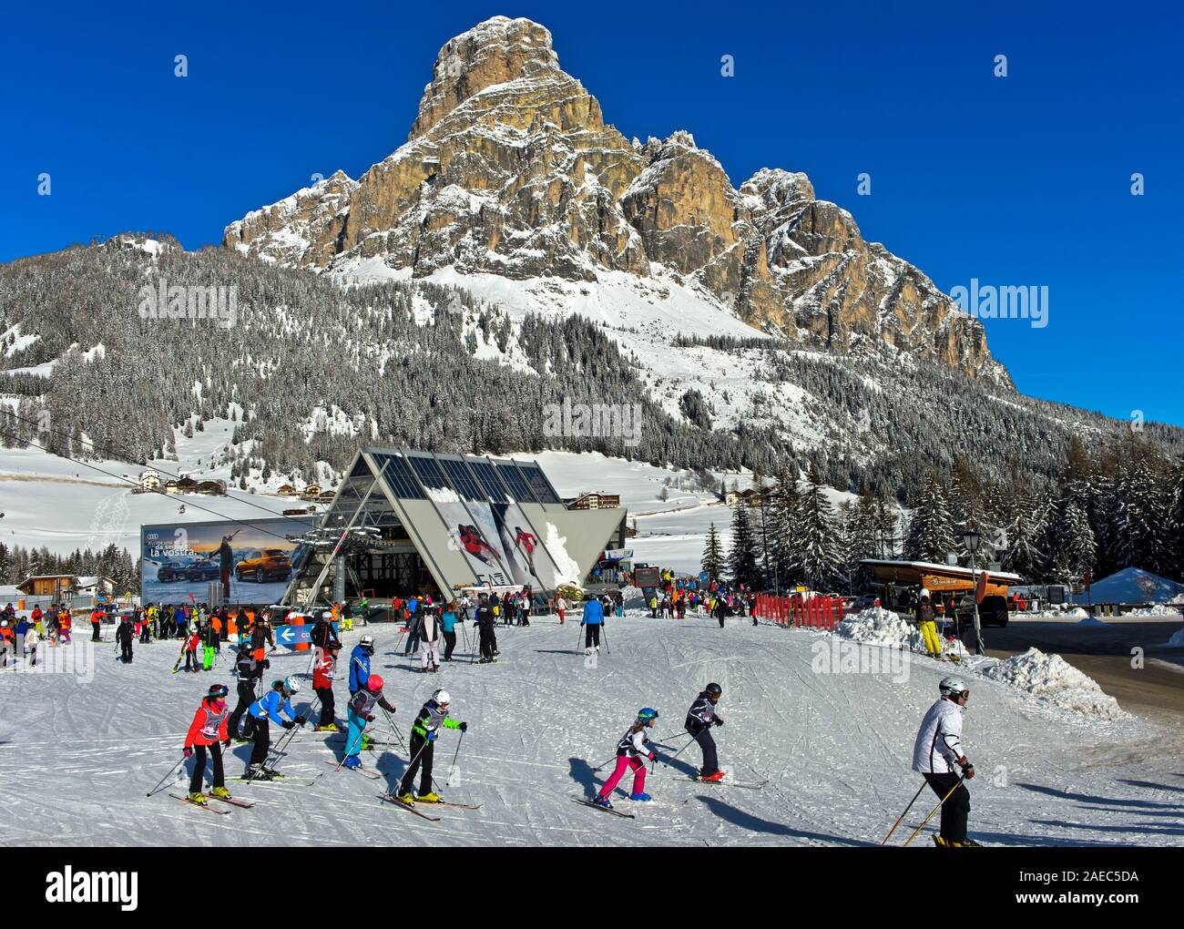 Relazione di Sci Corvara, Kurfar, picco Sassongher dietro, Alta Badia, Dolomiti, Alto Adige, Italia Foto Stock