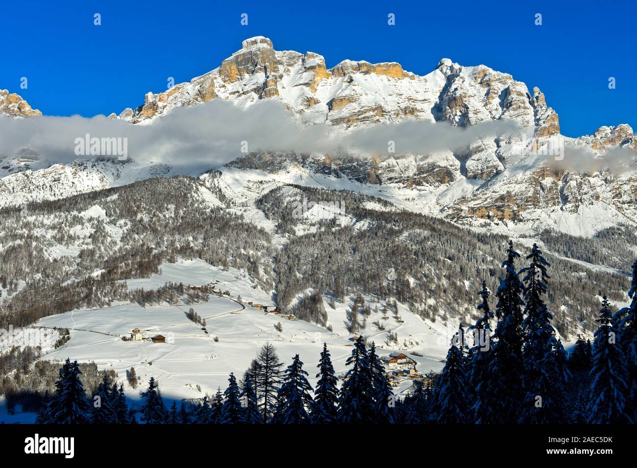 Montagna paesaggio invernale in Alta Badia con picchi La Varella e Cima Cunturines, Alta Badia, Dolomiti, Alto Adige, Italia Foto Stock