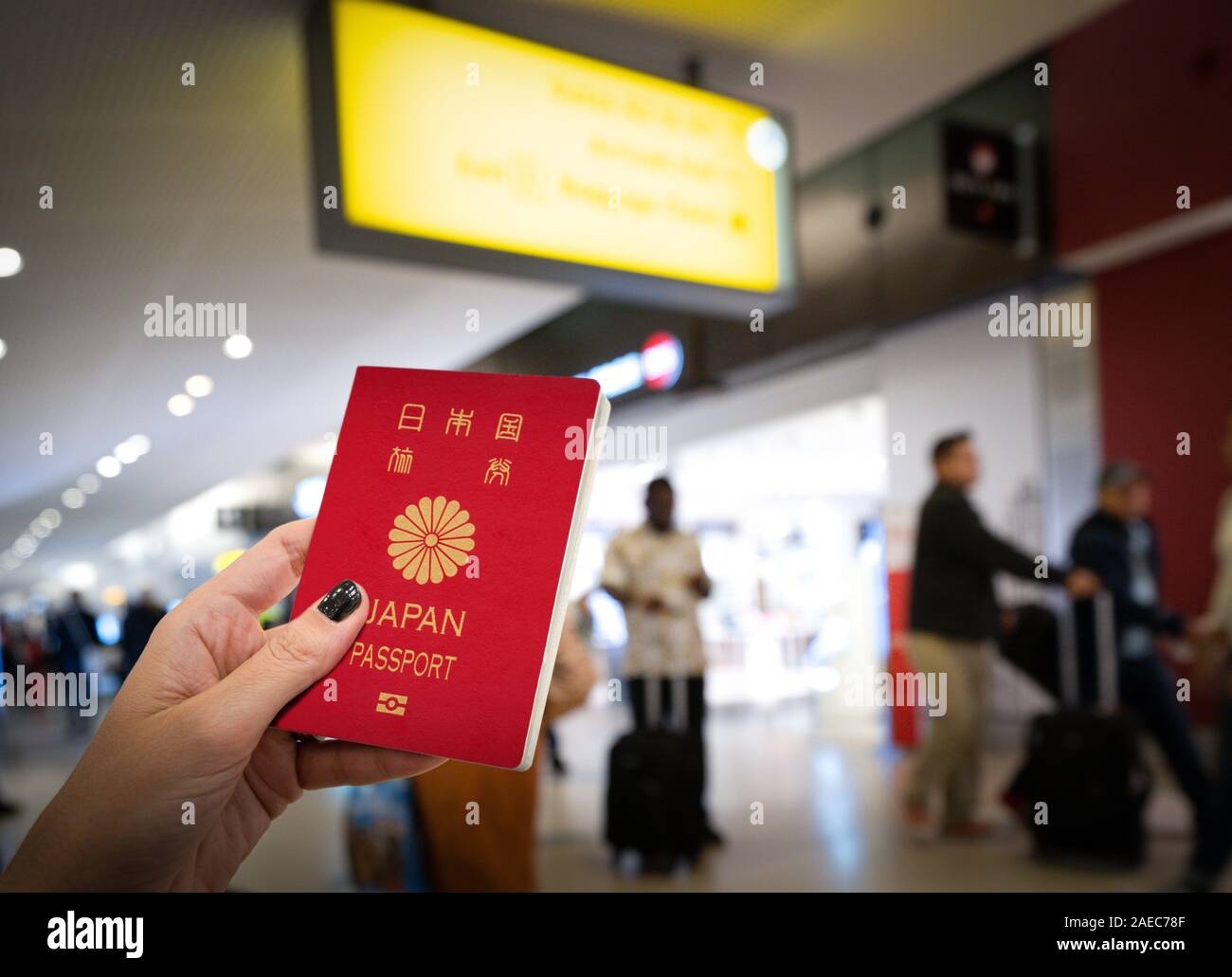 Close up della donna in possesso di un passaporto del Giappone all'aeroporto Foto Stock