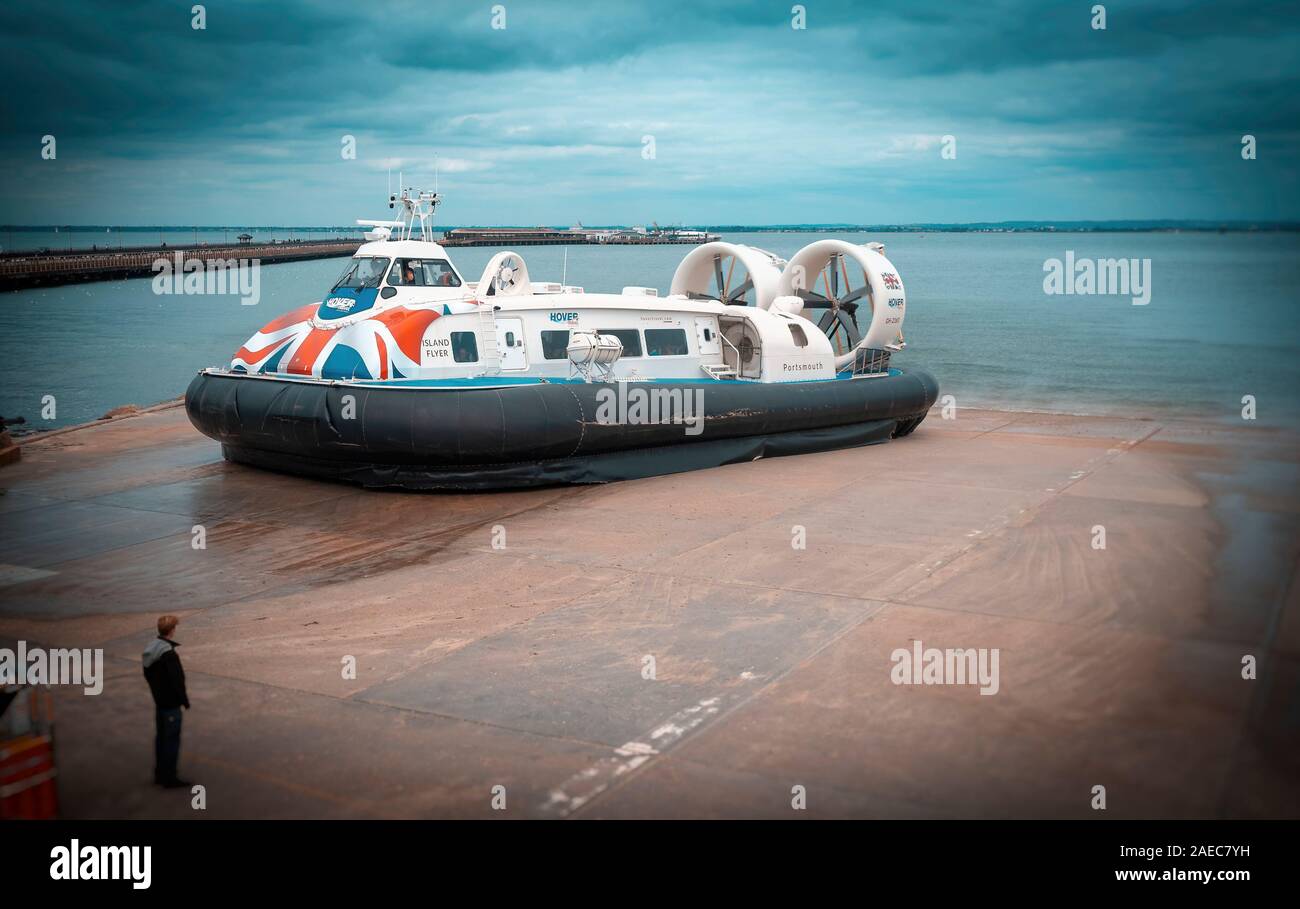 Hovertravel daily Hovercraft attraversando l'Isola di Wight per passeggeri a piedi prendendo solo dieci minuti per attraversare il solent dal 1965 Foto Stock