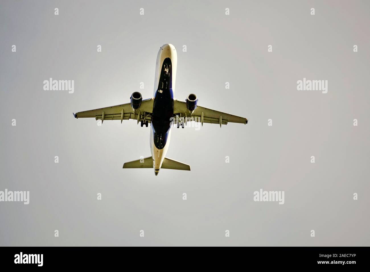 Un 737 aereo Jet proviene in per un atterraggio in un aeroporto regionale di Redmond, Oregon Foto Stock