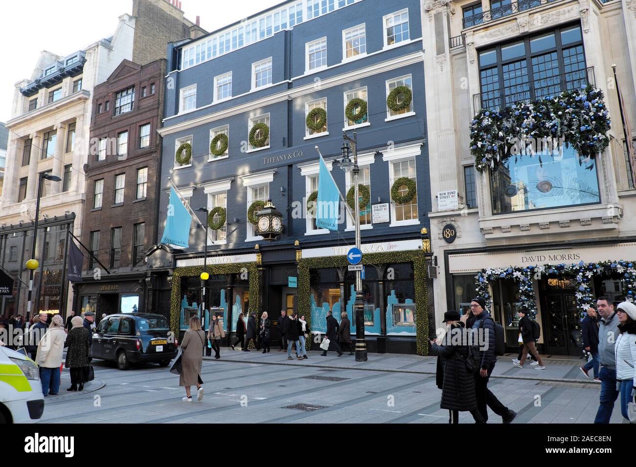 Tiffany & Co. Negozio gioielli esterno e gli acquirenti di Natale con le borse della spesa su Old Bond Street in Mayfair London W1 Inghilterra UK KATHY DEWITT Foto Stock