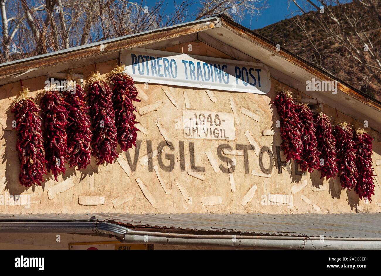 Chimayo Potrero Trading Post veglia Store esterno con red chile ristras, Chimayo, Nuovo Messico, STATI UNITI D'AMERICA Foto Stock